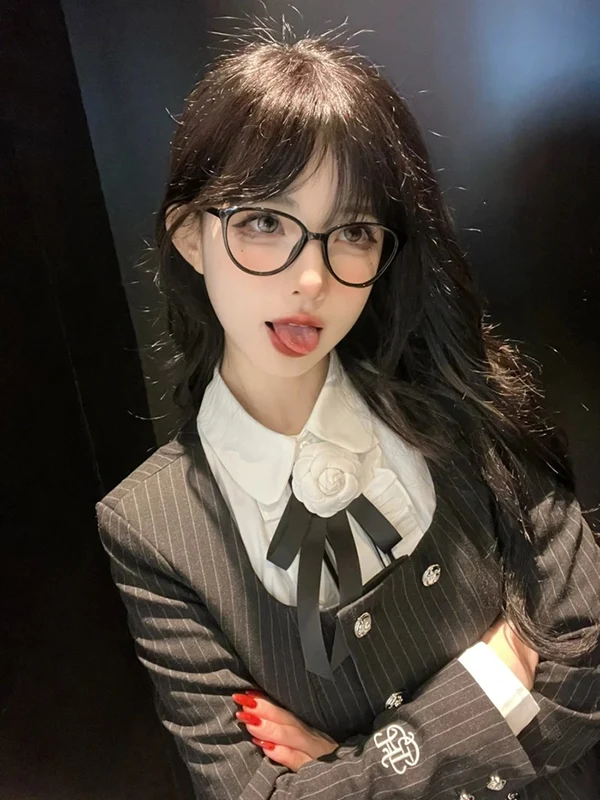 Xem ảnh gái cute đeo kính phong thái tự nhiên