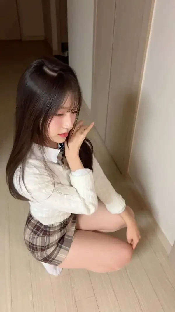 Bộ hình gái xinh mê hoặc đầm ngắn