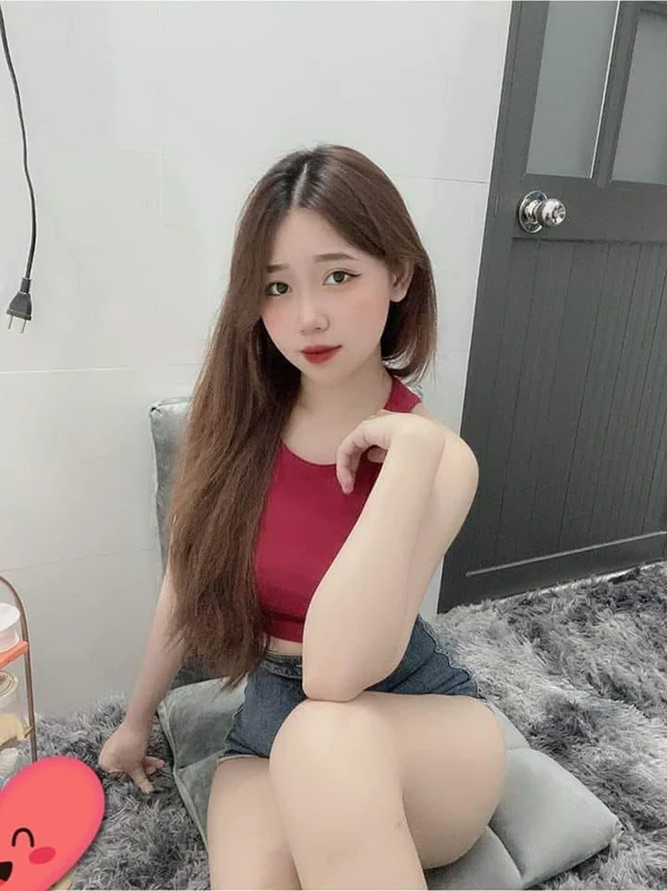 Xem ảnh người mẫu diện quần bó sát đầy quyến rũ
