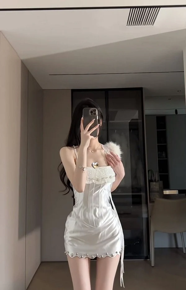 Chụp ảnh gái 2k tạo dáng giấu mặt cực chill