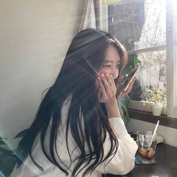 Tải ảnh gái cute nhẹ nhàng và đầy bí ẩn