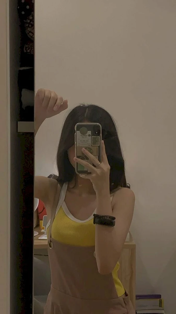 Album ảnh gái xinh che mặt bằng smartphone