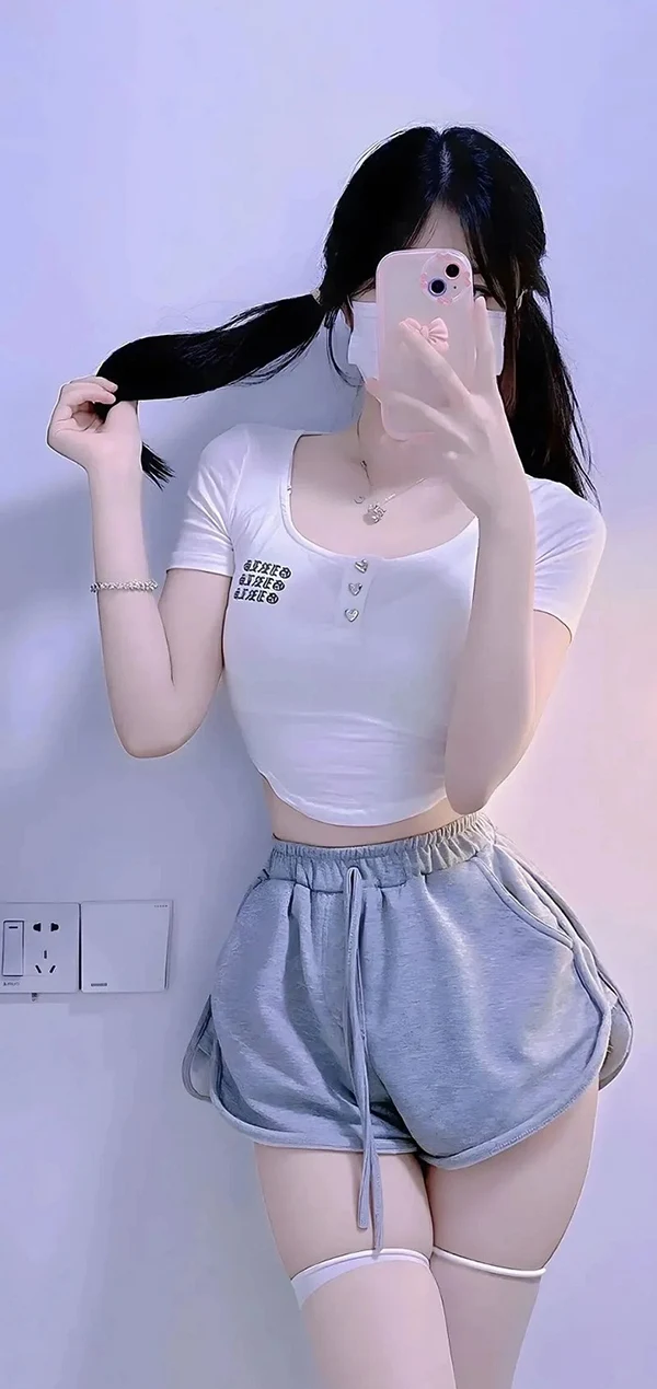 Hình nền gái cute tạo dáng cùng điện thoại
