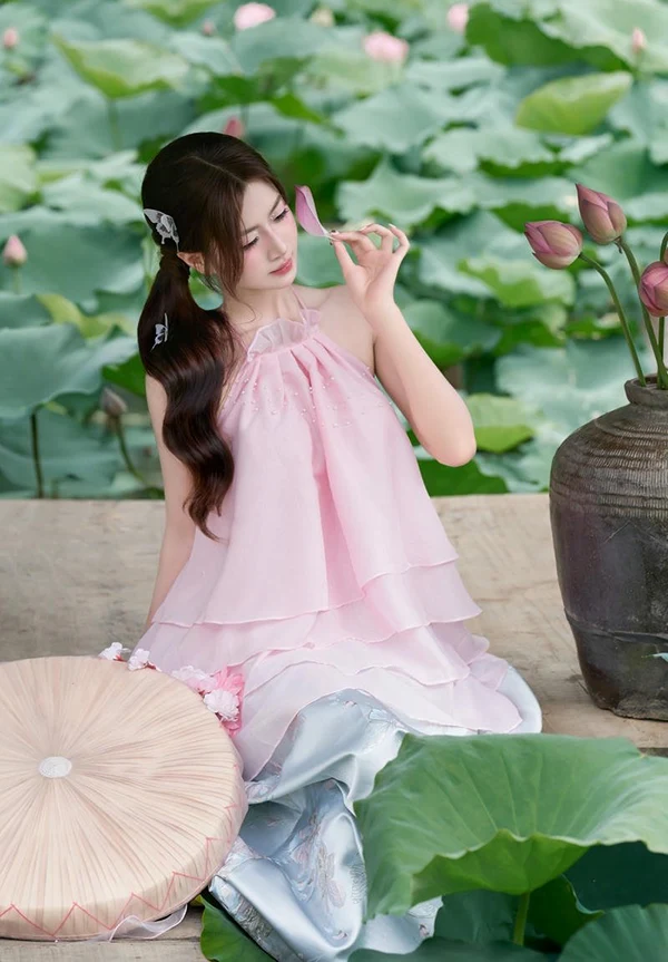 Xem hình người mẫu trẻ diện váy ngọt ngào thời thượng