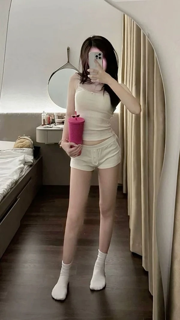 Tải ảnh gái trẻ selfie che mặt cá tính