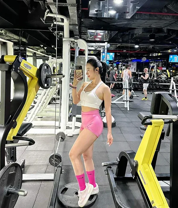 Bộ hình gái sexy mặc áo ôm dáng thể hình