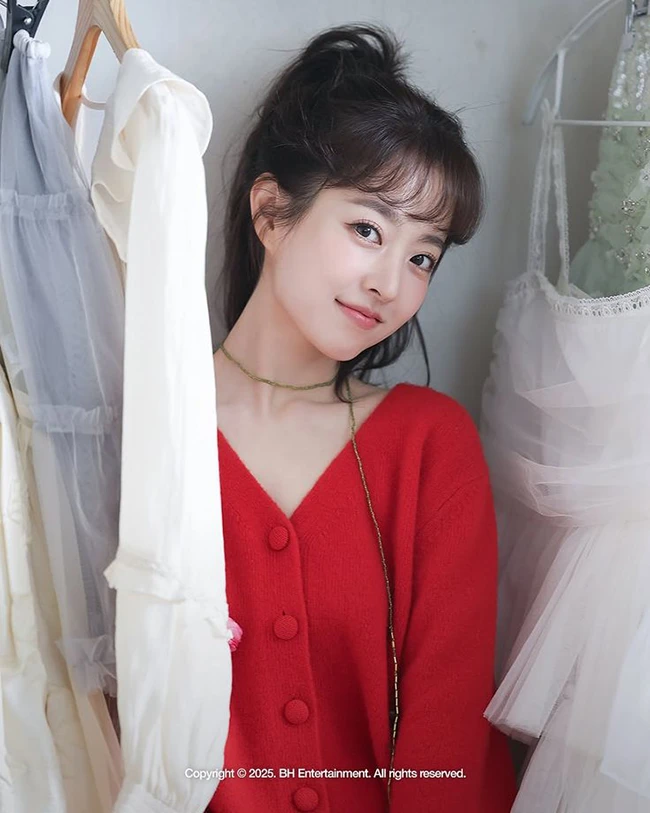 Tải hình ảnh nữ sinh tóc ngắn rạng rỡ
