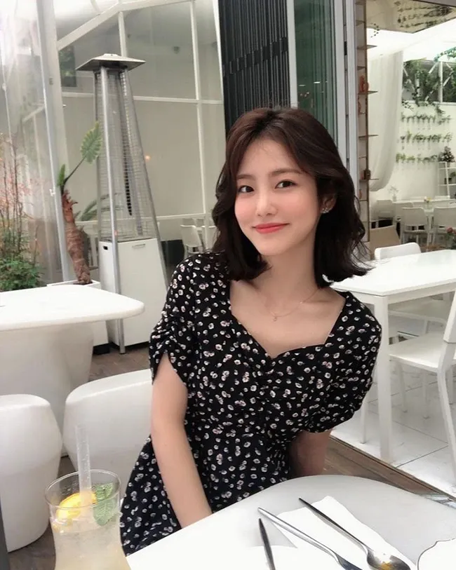 Chụp hình ảnh gái xinh tóc ngắn ngồi quán cafe