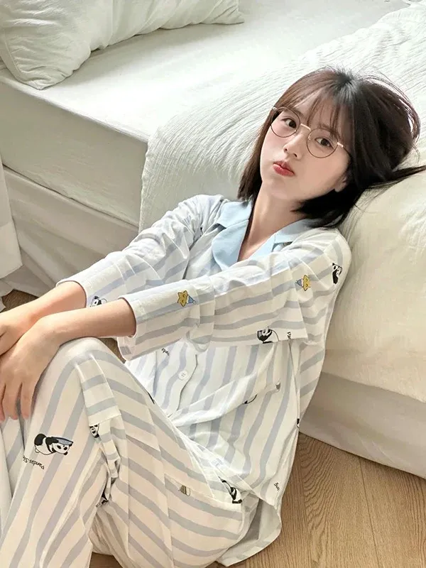 Xem ảnh người mẫu khoe làn da mịn nội y ngủ