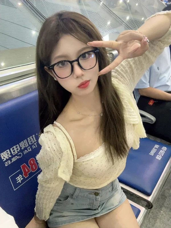 Bộ ảnh gái trẻ đeo kính mang nét cuốn hút riêng