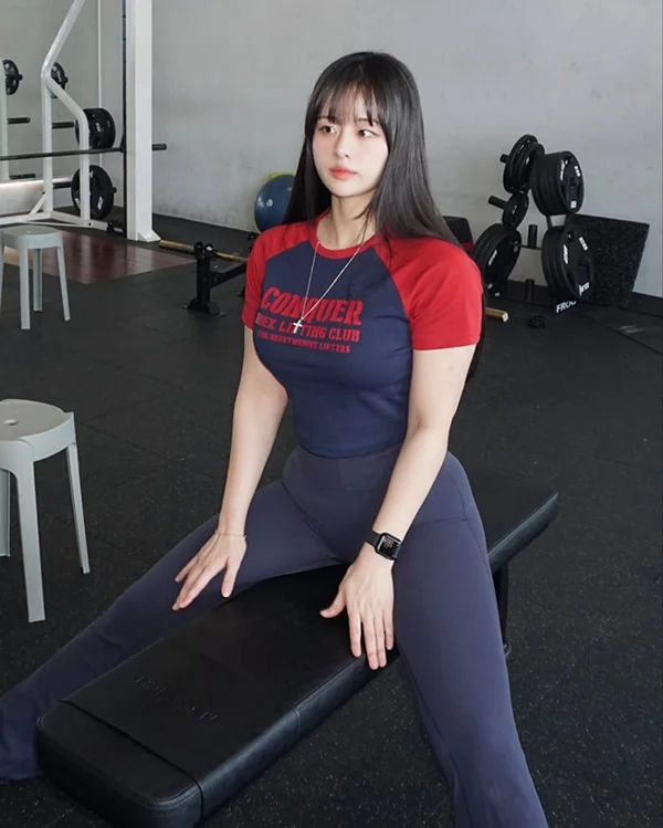 Ảnh gái xinh khoe dáng tập luyện săn chắc