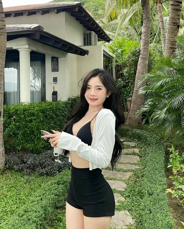 Ngắm ảnh người đẹp mặc short nhẹ nhàng cuốn hút