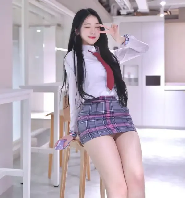 Album ảnh gái xinh tươi tắn váy xòe