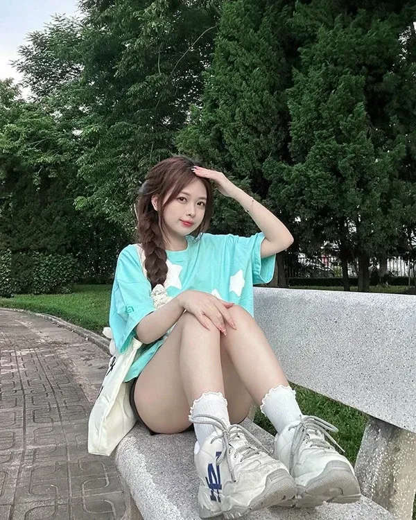 Album ảnh hot girl cá tính với set đồ quần lửng