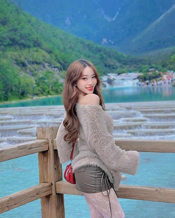 Chụp ảnh người mẫu trẻ trung diện quần siêu ngắn