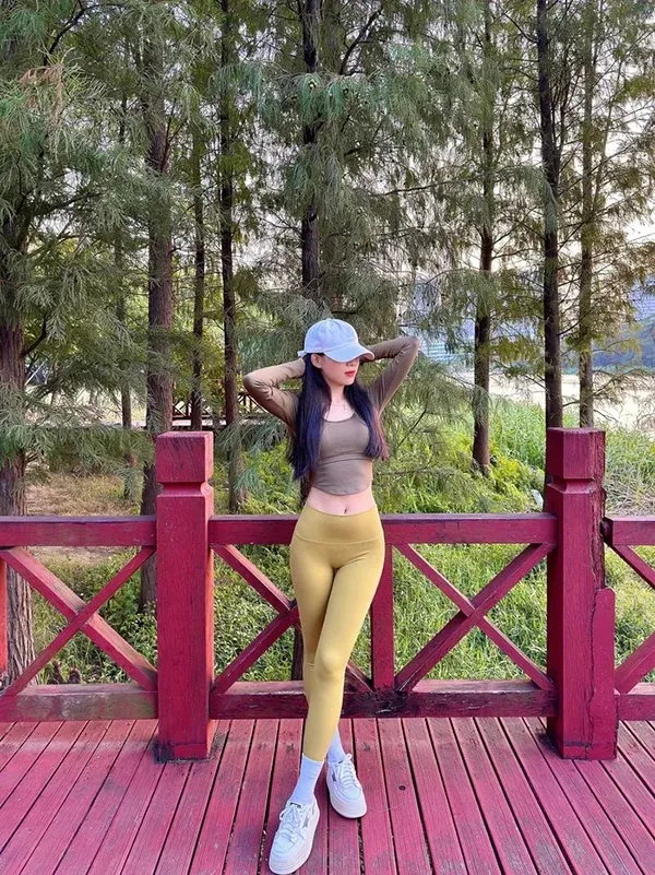 Xem ảnh gái xinh khoe eo nhỏ trong trang phục ôm