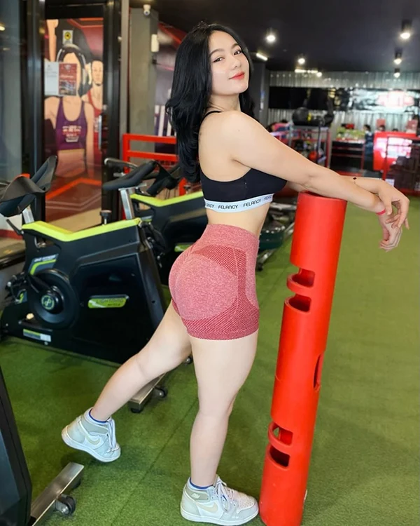 Xem hình ảnh hot girl 2k1 khỏe khoắn tại gym