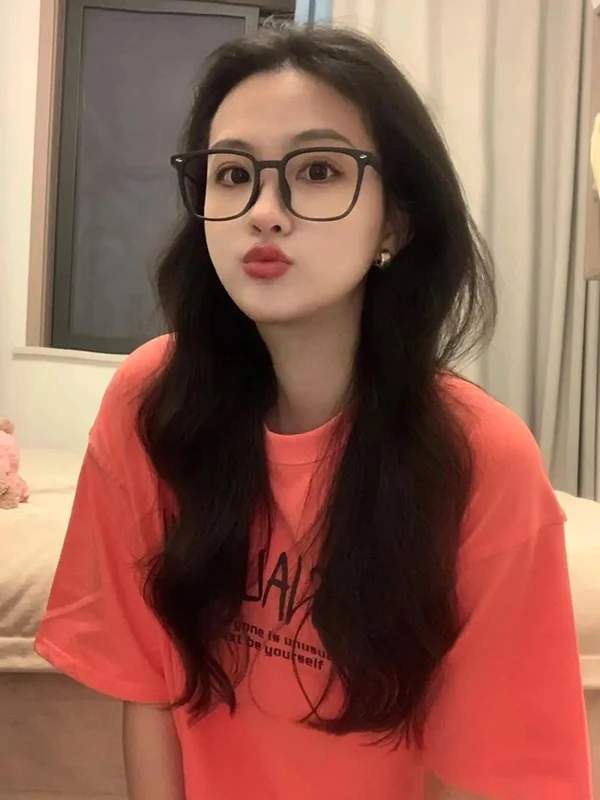 Xem ảnh gái cute đeo kính gợi cảm khó rời mắt
