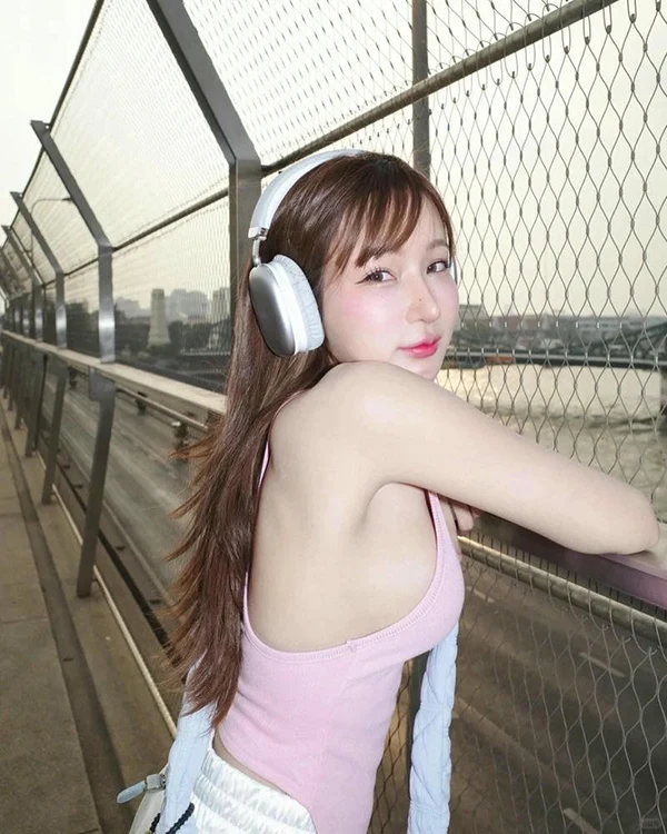 Hình avatar hot girl phối đồ hồng baby ngọt ngào