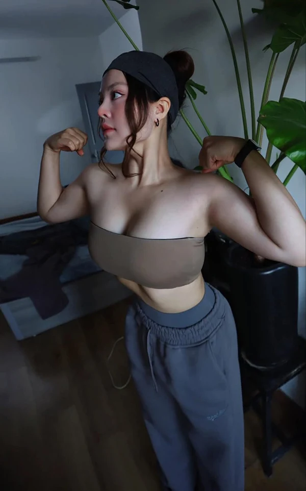 Bộ hình ảnh gái dễ thương vận động cơ thể đầy năng lượng