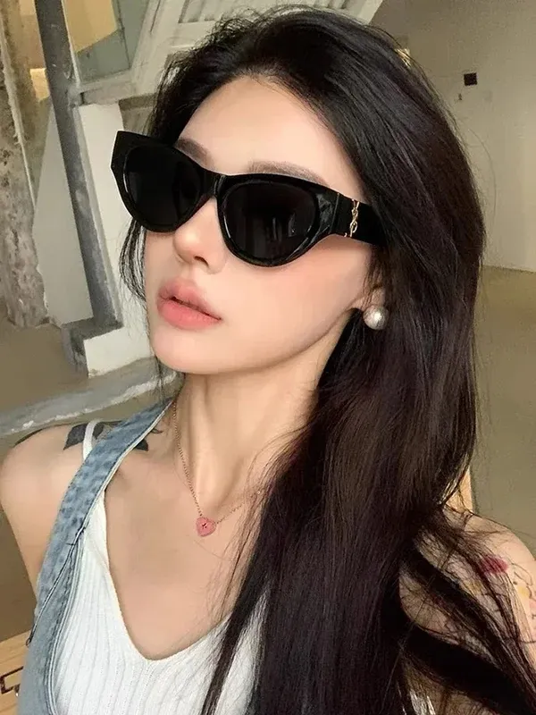 Chụp ảnh nữ sinh kính cận nhìn đầy thông minh quyến rũ