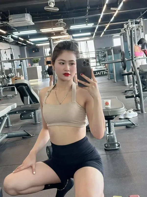 Xem ảnh gái 2k mặc áo ôm gọn cơ thể
