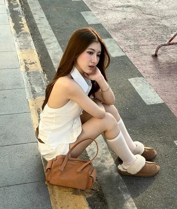 Xem hình gái xinh mặc short khoe đùi thon săn chắc