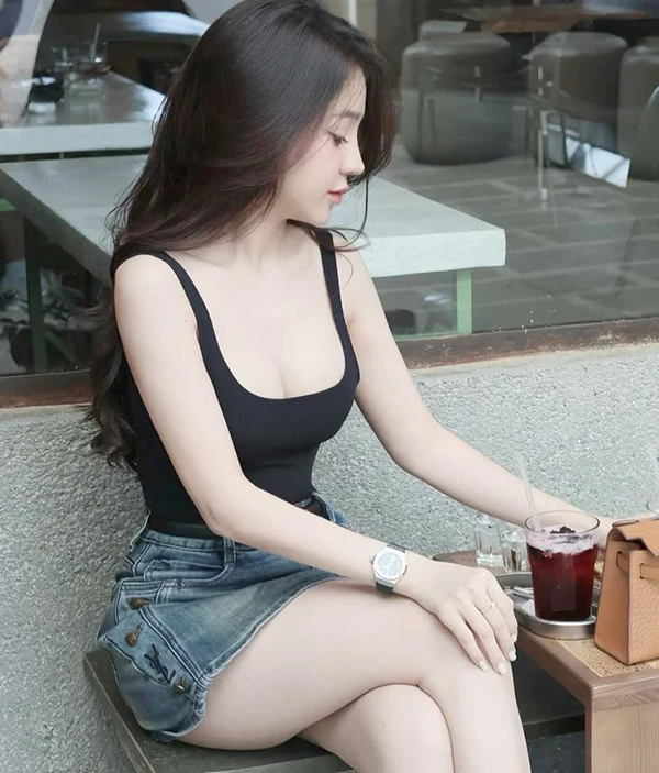 Hình ảnh hot girl Việt diện short phong cách năng động
