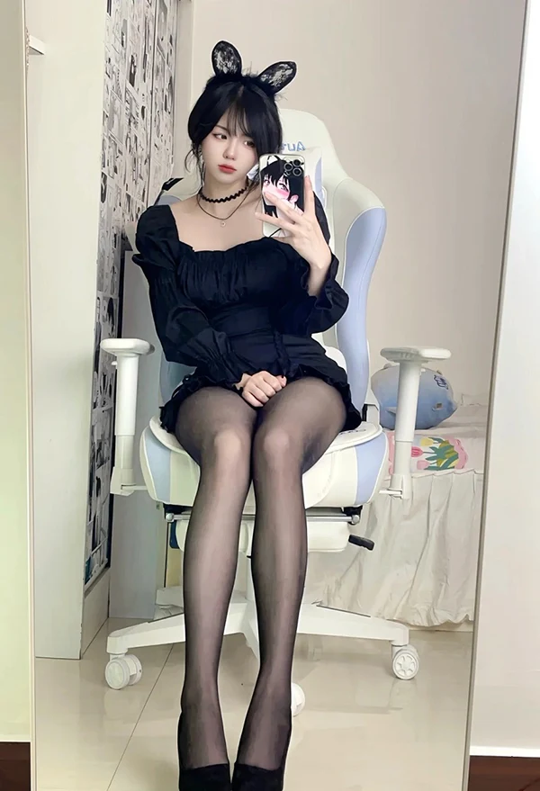 Bộ ảnh gái dễ thương mặc tất co giãn body fit
