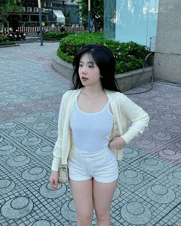 Chụp ảnh gái xinh body chuẩn diện quần ngắn dạo phố