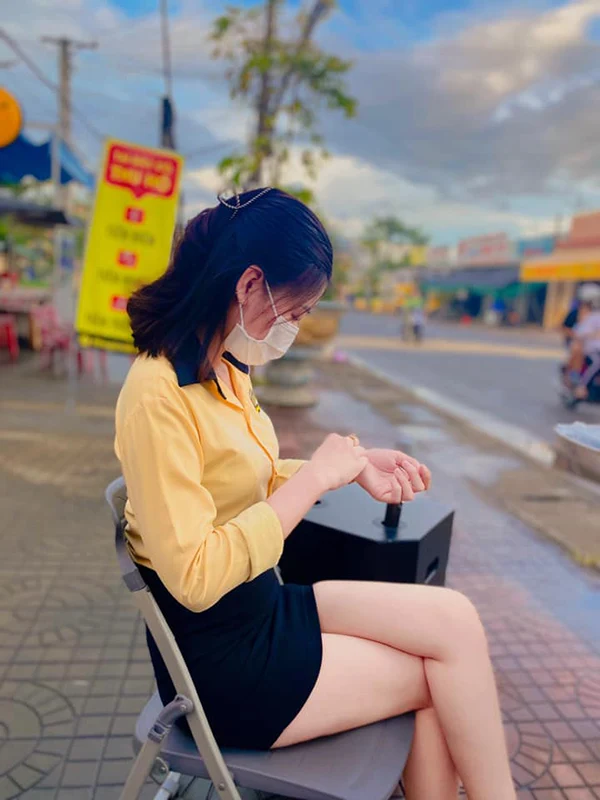 Chụp ảnh gái xinh thegioididong tạo dáng nhẹ nhàng
