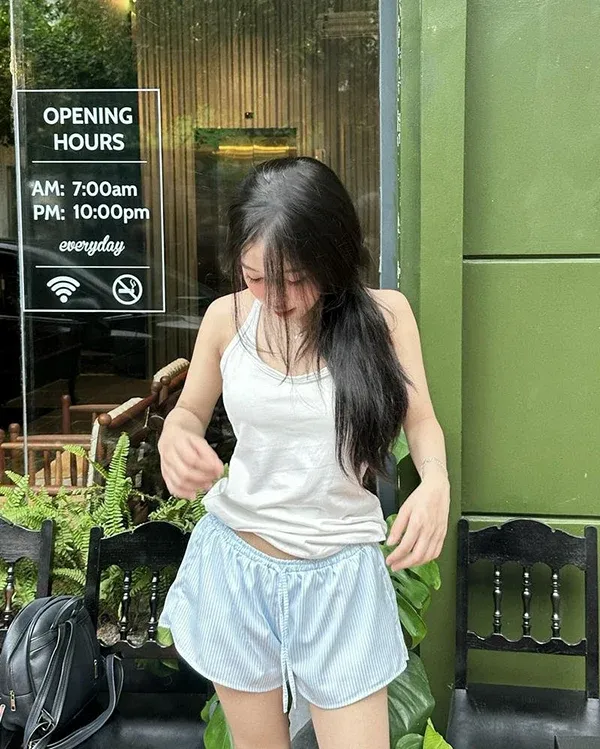 Loạt hình gái cute khoe đường cong với short jean