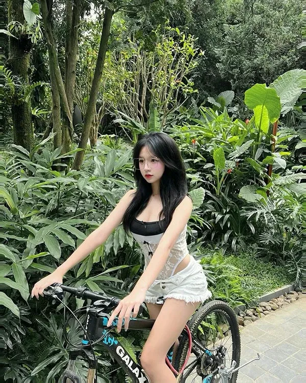 Ngắm ảnh gái trẻ khoe vòng ba gợi cảm trong short