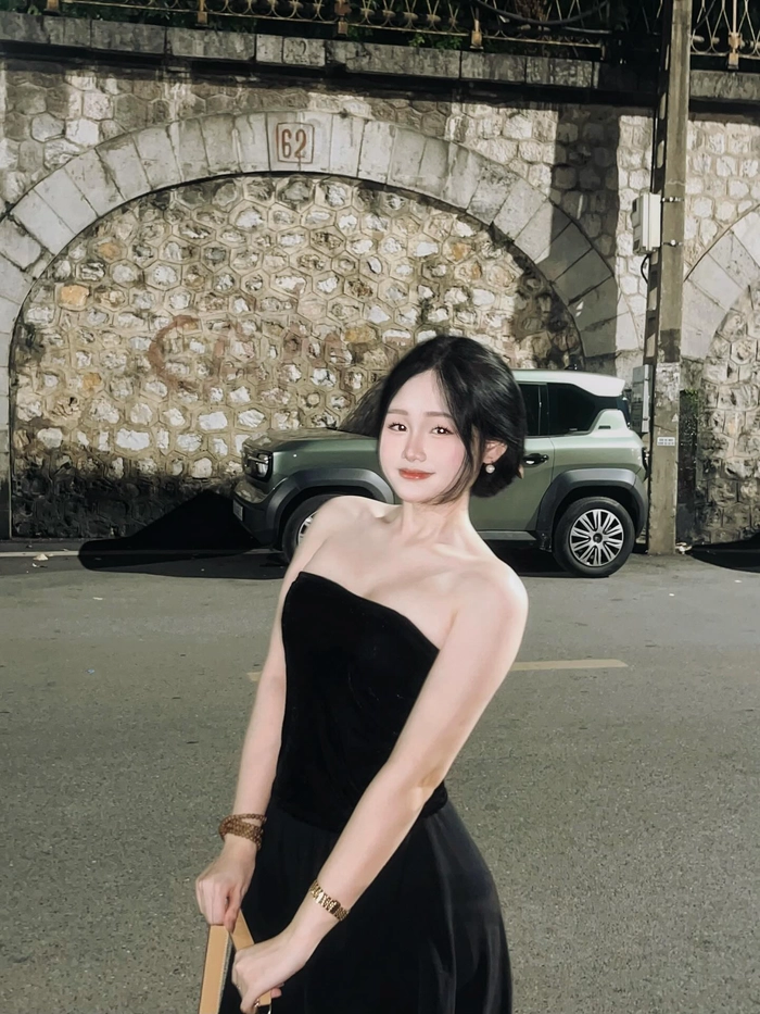 Xem ảnh một nữ sinh trung học ngực lớn đầy quyến rũ