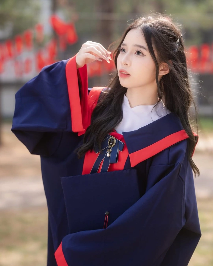 Hình gái sinh viên xinh xắn, thần thái nhẹ nhàng