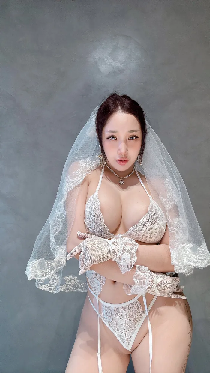 hình Dương Nguyệt Cầm show hàng gợi cảm khó cưỡng
