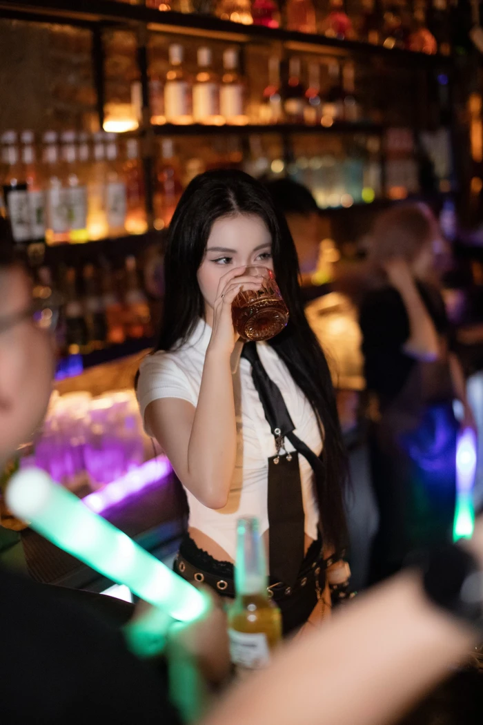 ảnh gái trong bar