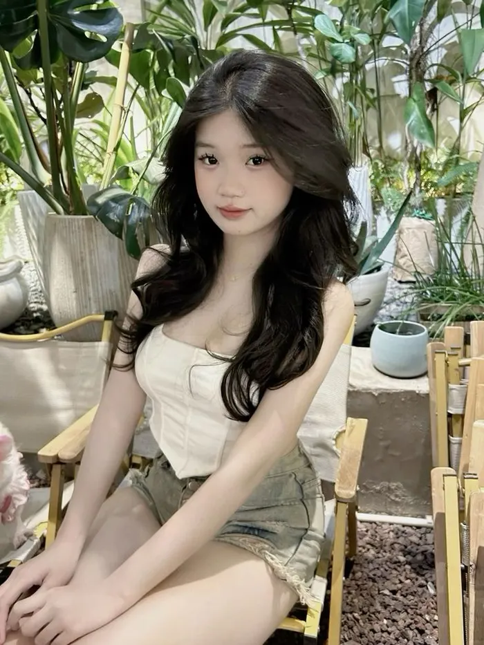 Hình ảnh gái lớp 8 xinh xắn, thần thái tự nhiên
