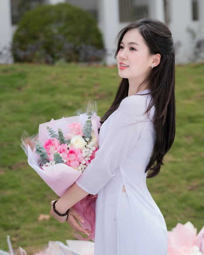 Xem hình gái học sinh với biểu cảm sinh động và tự nhiên