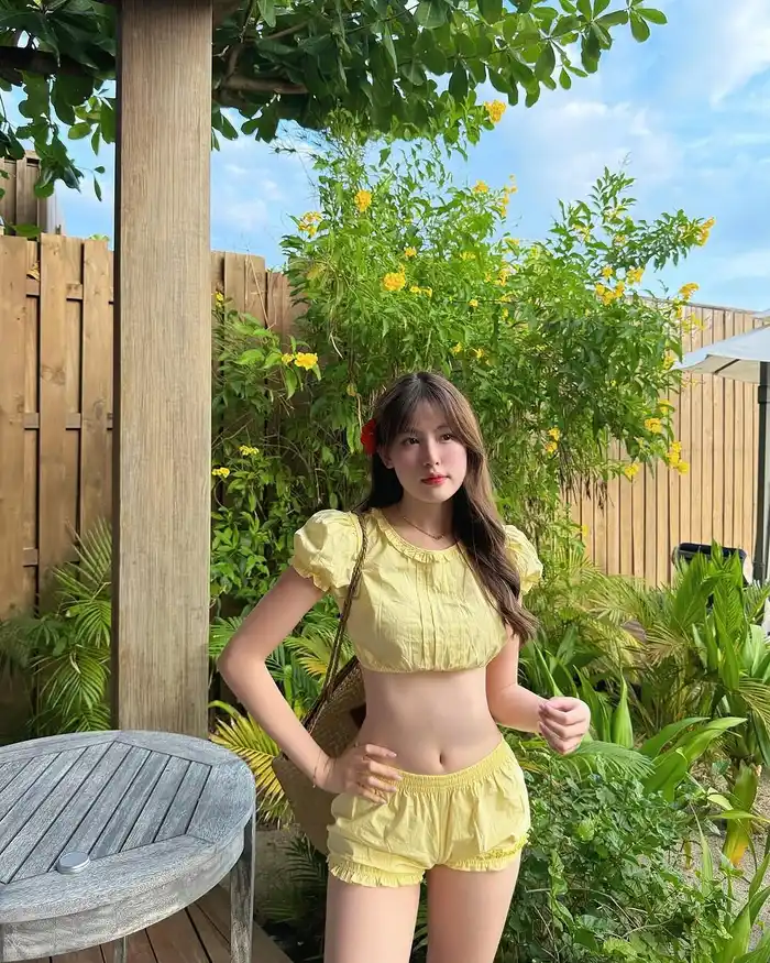 Tải ảnh hot girl sinh năm 2004 khoe thần thái cuốn hút, sang chảnh