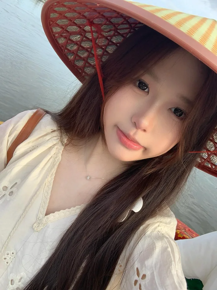 Gái xinh 2k12 chụp hình với kiểu tóc xinh xắn