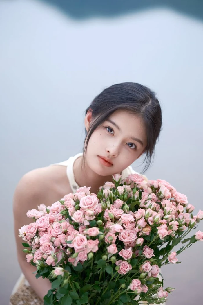 ảnh cô gái và hoa hồng