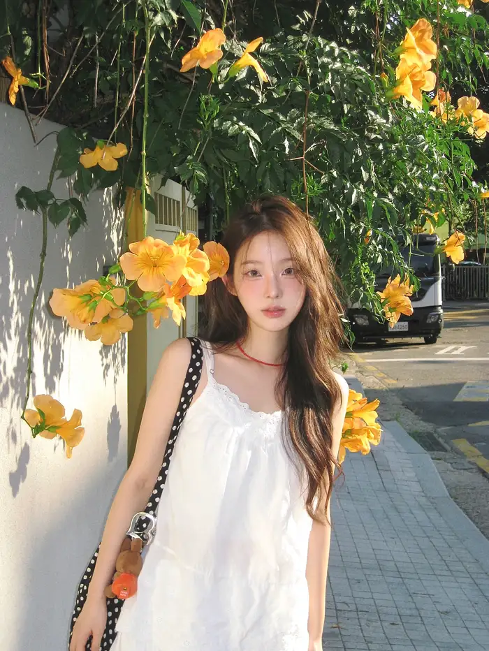 Hình ảnh cô gái 2k4 xinh đẹp với nụ cười ngọt ngào, duyên dáng