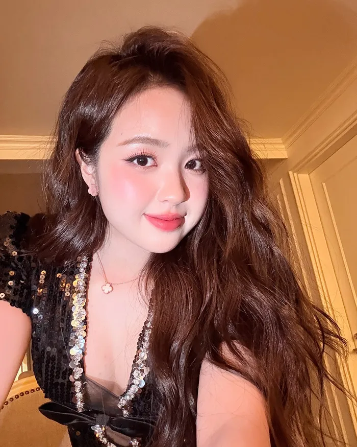 Chụp ảnh Lê Phương Anh với nụ cười tỏa nắng