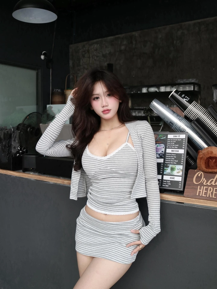 Ảnh học sinh ngực to cực kỳ quyến rũ trong bộ đồng phục