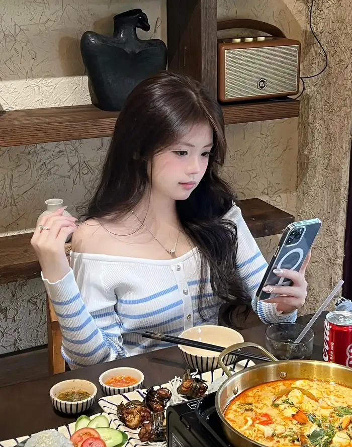 Hình gái xinh 2k8 nhẹ nhàng hút mắt