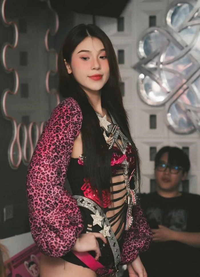 Ngắm ảnh gái đi bar, thể hiện nét đẹp hiện đại