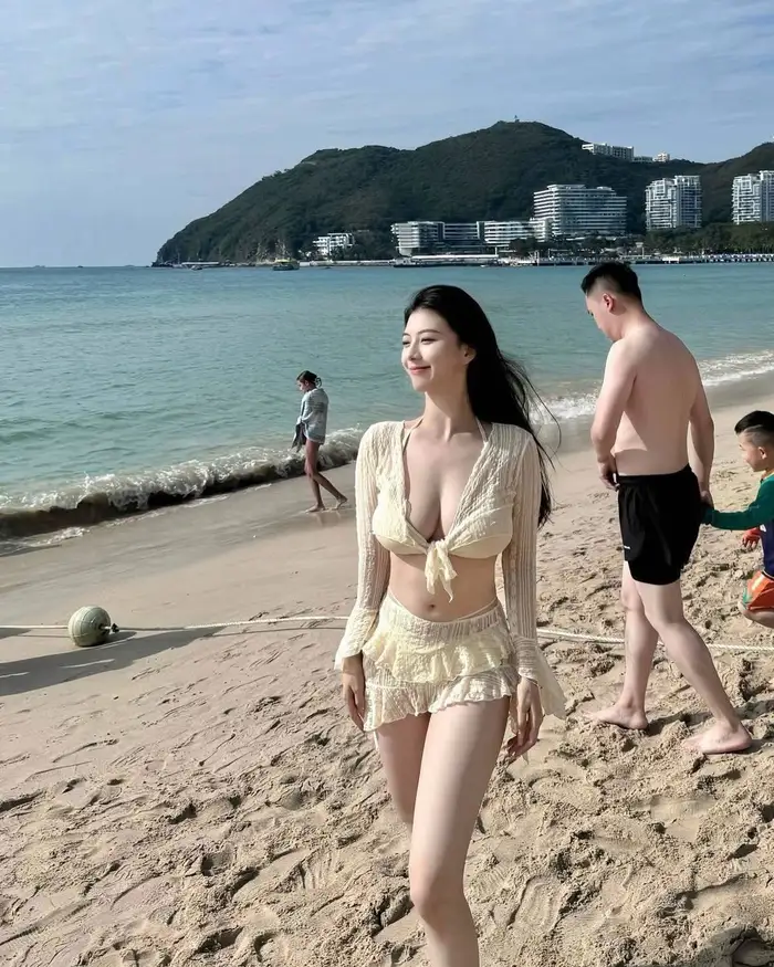 Xem ảnh gái xinh mặc váy lưới tạo dáng sexy