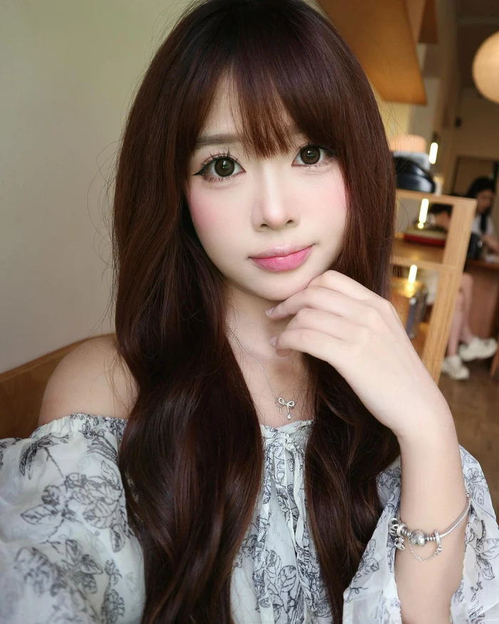 Ảnh avatar cô gái 2k3 tươi tắn, rạng rỡ đầy năng lượng