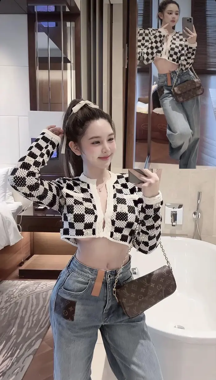 Hình Trần Huyền Châu thu hút ánh nhìn